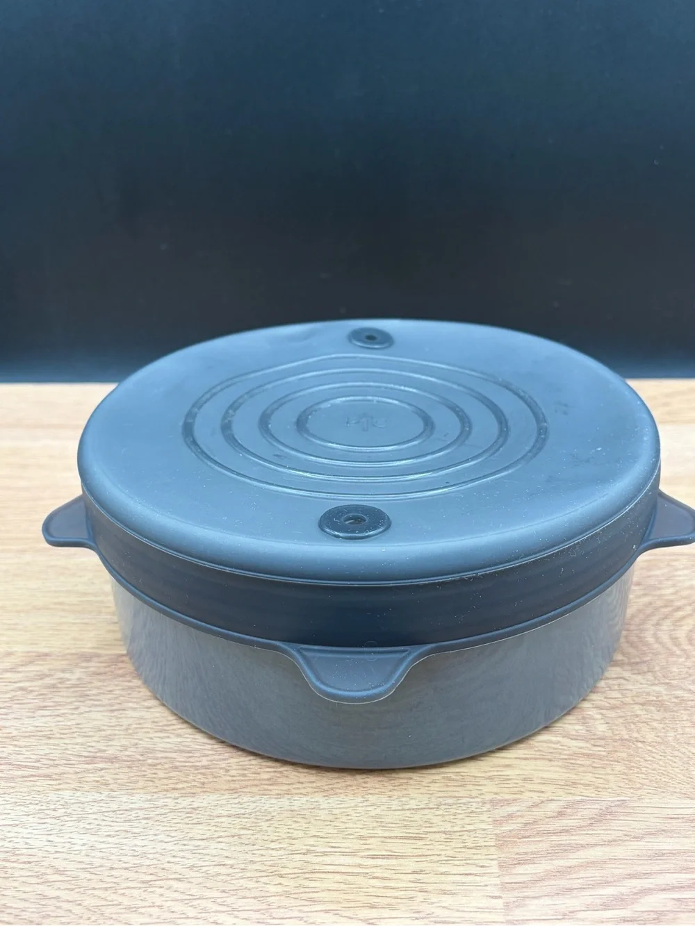 2018 Pampered Chef Quick Cooker With Stretch Silicon Vented Lid Gray Ceramic